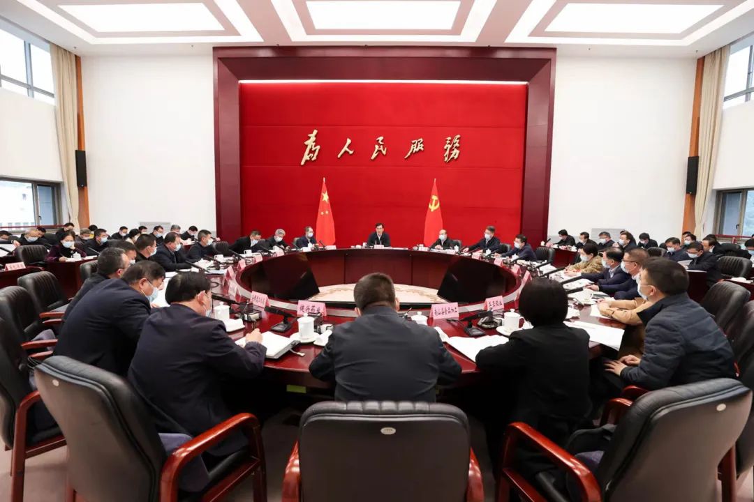 李炳軍調研工業(yè)企業(yè)并召開座談會