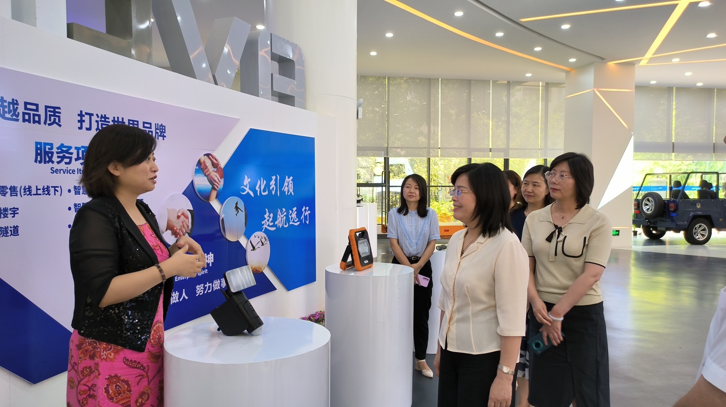 7月13日，省婦聯(lián)黨組書記、主席楊曉曼一行到全國巾幗建功先進集體--成威科技調研3.jpg